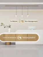 Comptoir de réception commercial oblong en bois de style crème moderne et épuré pour salon de beauté, clinique dentaire, bar, établissement de formation