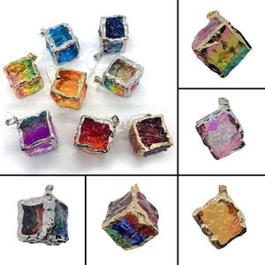 Pendentif cube de cristal arc-en-ciel écrasé |   Breloque carrée en pierre précieuse à dégradé irrégulier avec bords électroplaqués pour la fabrication de bijoux DIY - Product Image 3