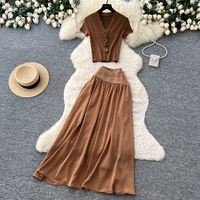 Ensemble deux pièces élégant pour femme, col en V, haut à manches courtes, jupe midi fluide taille haute, tenue ajustée pour le quotidien