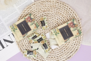 Caramelle Dure alla Menta e Nespola per Alleviare il Dolore alla Gola, Compresse per la Cura e il Sollievo della Voce - Product Image 1