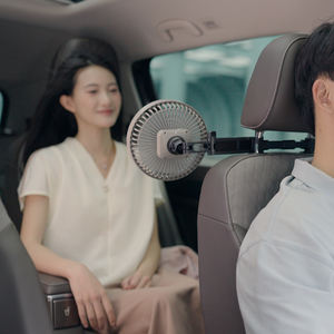 Ventilador Eléctrico Portátil Pluska G13 de 3000mAh para Asiento Trasero de Coche para Bebés, con Adaptador de Coche y Cargador - Product Image 1