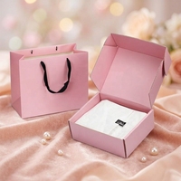 Boîtes d'expédition pour bijoux en papier ondulé rose avec laminage brillant et mat, matériaux recyclés pour l'emballage de bijoux cadeaux