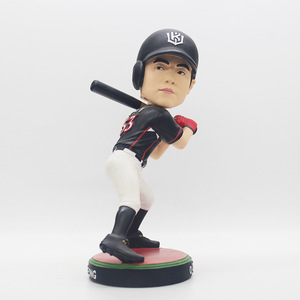 Statuetta con testa a pallina in resina personalizzata stile artificiale per giocatore sportivo Figurine souvenir personalizzabili Bobblehead - Product Image 5