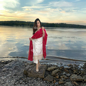 Ensemble de costume 3 pièces en crêpe de soie longue et élégante pour femmes, style décontracté, broderie florale exquise, dupatta, hauts sans manches - Product Image 3