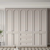 Armoire multifonctionnelle et compacte sur mesure avec miroirs latéraux pour chambre étroite, idéale pour les vêtements de dressing et les tenues décontractées