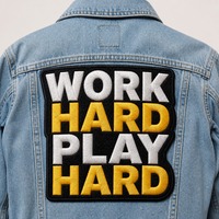 Écusson thermocollant personnalisé brodé avec le slogan « Work Hard Play Hard », en toile 3D, pour tablier