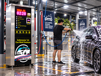 Machine de lavage de voitures en libre-service personnalisée avec paiement par pièces, billets, cartes et code QR pour station de lavage de voitures commerciale