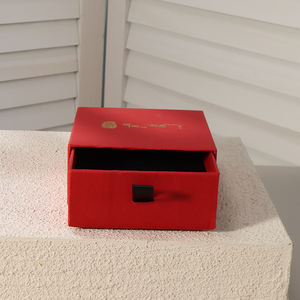 Caja de Regalo Ecológica Personalizada con Papel Rojo y Bolsa de Superfibra con Detalles en Dorado para Empaque de Regalos - Product Image 3