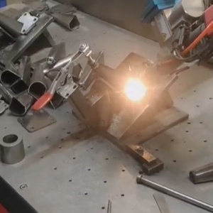 Máquina de Soldadura Láser Automática de Plataforma de 2000W para el Procesamiento de Marcos de Ventanas de Aluminio, Máquina de Soldadura Láser Automática de 5 Ejes - Product Image 3