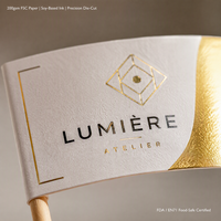 Drapeau alimentaire en papier personnalisé avec logo, bannière élégante |   Papier gaufré et de spécialité de luxe pour les exposants de salons professionnels et d'expositions