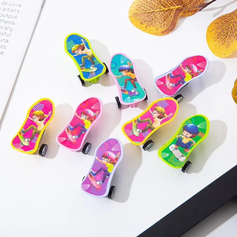Grosir hadiah promosi mainan jari plastik Desain kartun Mini mobil tarik belakang Skateboard fingerboard mainan untuk anak-anak
