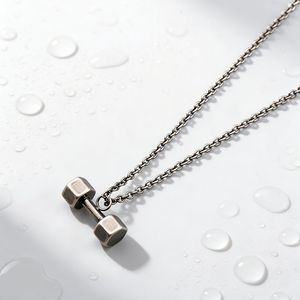 สร้อยคอจี้รูปดัมเบล ไทเทเนียมสตีล สีเงินโบราณ รูปทรงหกเหลี่ยม สำหรับทุกเพศ ใส่ได้ทุกวัน - Product Image 3