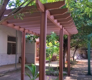 Pérgola de Diseño Personalizado con Estructura de Hierro Revestida de Vinilo WPC Ecológico, Resistente a los Rayos UV y al Agua, para Jardín - Product Image 1