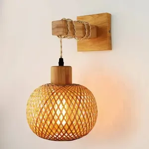 Retro japanische Bambus gewebte Nachttisch lampe, Esszimmer Rattan Lampe, Schlafzimmer, Bauernhaus, ländliche Innen Hintergrund wand