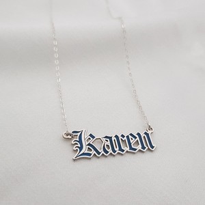 Collana con Nome in Stile <span class=keywords><strong>Old</strong></span> English, Ciondolo Personalizzato con Riempimento Colorato, Acciaio Inossidabile con Pietra Naturale, Design Unisex di Lusso Leggero - Product Image 1