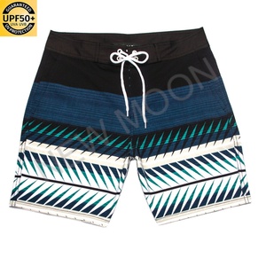 Short de bain personnalisé en polyester pour homme avec protection solaire, deux œillets et poches arrière - Product Image 4