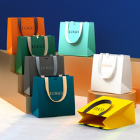 Sacs de shopping en papier kraft beige crème classique de luxe recyclé pour vêtements et chaussures, avec votre propre logo, emballages cadeaux personnalisés, ruban