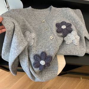 Cardigã Feminino Estilo Coreano Solto de Tricô para Outono Inverno Design Casual com Flores Bordadas e Decoração de Botões - Product Image 6