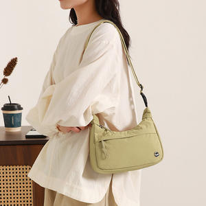 Sac bandoulière minimaliste en nylon résistant à l'eau avec fermeture éclair, pour tenues quotidiennes, sac fourre-tout pour femme, vert fruit, kaki, beige, caramel - Product Image 3