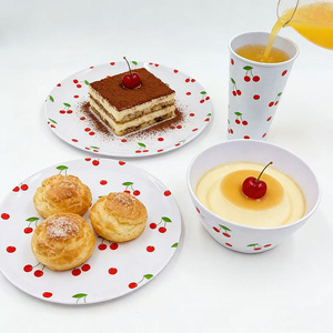 <span class=keywords><strong>Service</strong></span> <span class=keywords><strong>de</strong></span> table en mélamine <span class=keywords><strong>12</strong></span> pièces motif cerises saisonnières avec assiettes, bols et tasses <span class=keywords><strong>pour</strong></span> 4 <span class=keywords><strong>personnes</strong></span> - Product Image 1