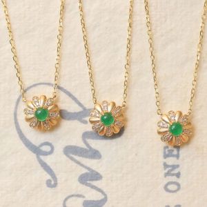 Collier pendentif Xinfly en or véritable 18 carats avec émeraude naturelle 0,16 ct et diamant 0,05 ct, bijoux fins en or 750, motif chrysanthème, cadeau, vente en gros - Product Image 2