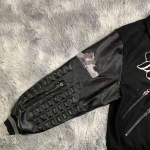 DENIMGUYS مخصص منشفة تطريز الشنيل جاكيتات رجالية أكمام جلدية بيسبول ليترمان جاكيتات اسكواش - Product Image 3