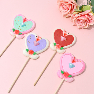 Lot <span class=keywords><strong>de</strong></span> sucettes <span class=keywords><strong>en</strong></span> <span class=keywords><strong>forme</strong></span> <span class=keywords><strong>de</strong></span> cœur aromatisées aux fruits dans une boîte <span class=keywords><strong>de</strong></span> présentation PDQ pour la Saint-Valentin, ensemble <span class=keywords><strong>de</strong></span> bonbons durs - Product Image 3