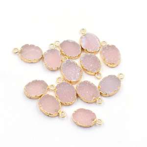 Colgante Ovalado de Latón Chapado en Oro con Drusa Rosa de 13-15 mm y Argolla, Fábrica de Gemas de Jaipur - Product Image 1