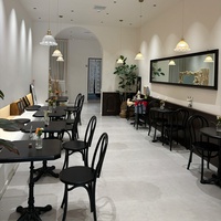 Table et chaises de salle à manger en bois massif de style européen, mobilier de salle à manger noir adapté aux restaurants haut de gamme.