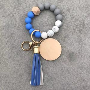 Meilleure vente 2022 : Bracelet <span class=keywords><strong>porte</strong></span>-clés en perles de silicone de qualité alimentaire, couleurs assorties, <span class=keywords><strong>avec</strong></span> <span class=keywords><strong>pompon</strong></span> et disque - Product Image 2