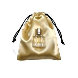 Pochette à cordon en satin doré à double couche avec logo personnalisé, de qualité supérieure, pour l'emballage cosmétique et le rangement des soins de la peau - Product Image 1