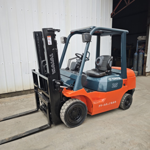 For 25 2.5Ton Diesel Powered <b>Pallet</b> Truck <b>Used</b> 2023 Model 4WD Solid Tire with Two Stage Mast and Container Mast Side Shift - Product Image 4