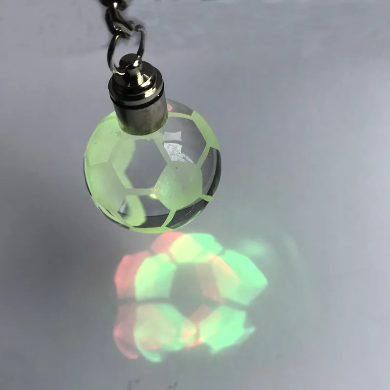 Venta al por mayor de fútbol de lujo esfera llavero linterna LED cristal fútbol pelota llavero para regalo de ventilador