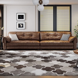 Canapé en <span class=keywords><strong>cuir</strong></span> marron de style vintage 4 places avec accoudoirs roulés et capitonnage <span class=keywords><strong>pour</strong></span> grand salon - Product Image 3