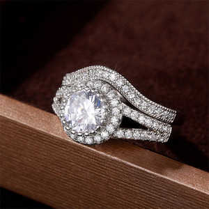 Elegante anello con pietre per donna, design scintillante intarsiato, gioielli alla moda per tutti i giorni - Product Image 4