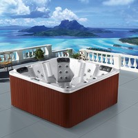 Bain de massage et piscine de fitness équipables de lumières, de systèmes de circulation d'eau automatiques, baignoires et piscines.