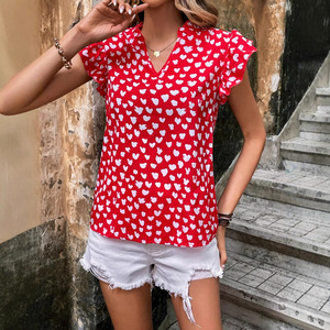 Chemisier imprimé cœur rouge pour femmes, haut à manches courtes à volants et col en V, chemise décontractée à coupe ample, tunique d'été mignonne pour un usage quotidien et en vacances - Product Image 4