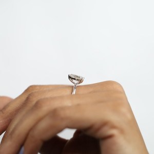 แหวนหมั้นเพชรแล็บโกรว์ดีไซน์วินเทจสุดหรู ประดับมรกตและเพชรทรงหยดน้ำ ตัวเรือนทองคำแท้ - Product Image 2