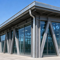 Salle d'événements moderne en structure acier avec un design de mur-rideau en verre transparent
