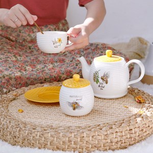 Ensemble tasse à café et soucoupe en céramique de style pastoral russe - Floral Bee, 2 tasses à thé, 2 tasses, 2 soucoupes - Product Image 3