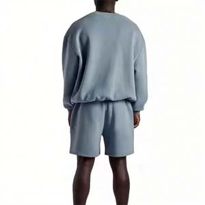 Ensemble Sweat-shirt à col rond décontracté et short pour hommes en coton personnalisé avec logo brodé et motif uni - Product Image 2