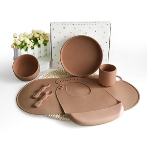 Juego de alimentación de silicona para bebés, libre de BPA, con plato dividido, babero, taza, tenedor y cuchara, con ventosa, personalizable con logotipo a color. - Product Image 1