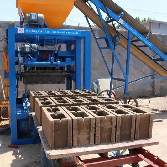 Macchina per la produzione di mattoni per pavimentazione in calcestruzzo cavo elettrico Semi automatico QT4-24 macchina per la produzione di blocchi di cemento