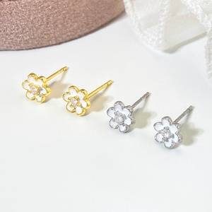 ต่างหูแฟชั่นผู้หญิงแบบมินิมอล ชุบทอง 18K ลายดอกเดซี่เคลือบเงา - Product Image 2