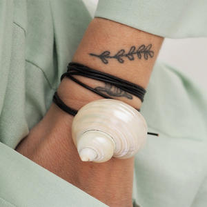 ルオヤンオーシャンジュエリーブラックレザーロープ天然淡水シェルネックレス - Product Image 2