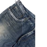 Jean évasé personnalisé brodé araignée, avec patch araignée 3D et détails effet fissures, déchiré et vieilli, taille haute, style gothique punk