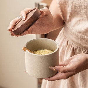 <span class=keywords><strong>Set</strong></span> di Barattoli per Condimenti in Ceramica Stile Giapponese Retrò 2026, Dispenser per Olio in Argilla Ceramica Fatto a Mano con Coperchio e Vassoio in Legno - Product Image 3