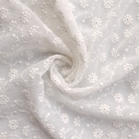 OEM personnaliser blanc évider dentelle brodée floral dentelle tissu de broderie pour robe de dame