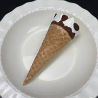 Cornets de crème glacée au chocolat, dessert glacé croustillant pour l'été, fournis directement par l'usine