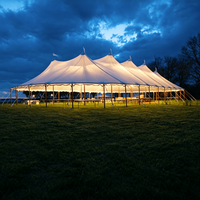 Tente de mariage de luxe en toile de voile avec poteaux, idéale pour la location d'événements commerciaux, les mariages en plein air et les réceptions.
